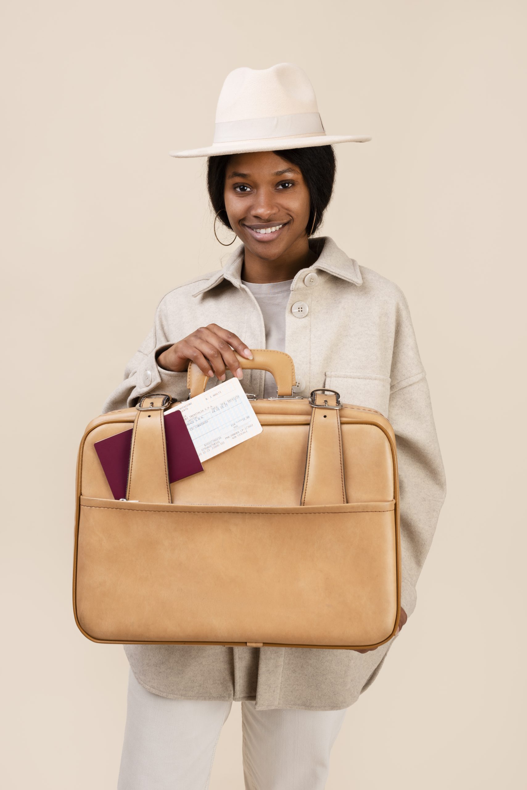femme-souriante-de-plan-moyen-tenant-des-bagages