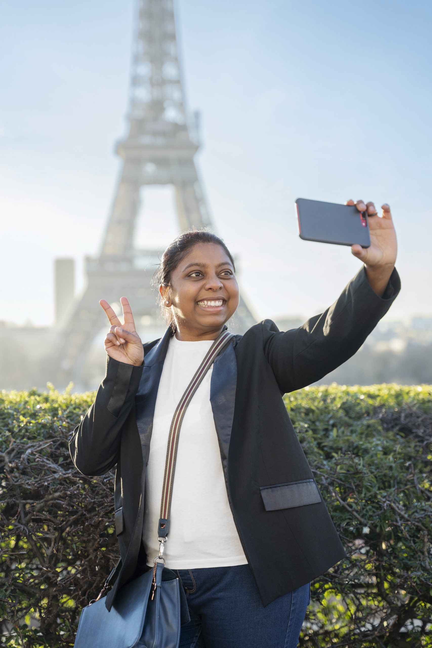 homme-afro-americain-prenant-une-photo-lors-de-son-voyage-a-paris